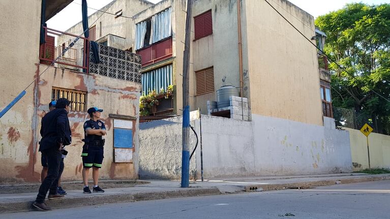 El cuerpo estaba en la habitación del segundo piso de los monoblock.
