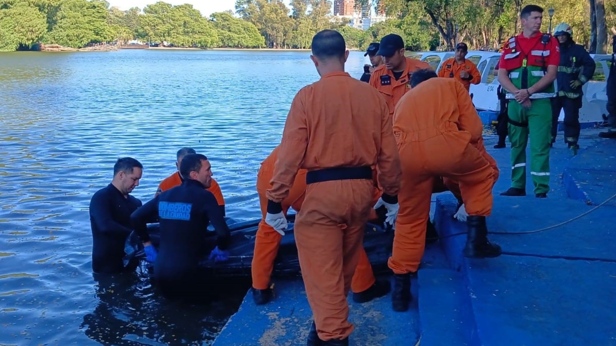 El cuerpo flotó y fue rescatado por los bomberos.