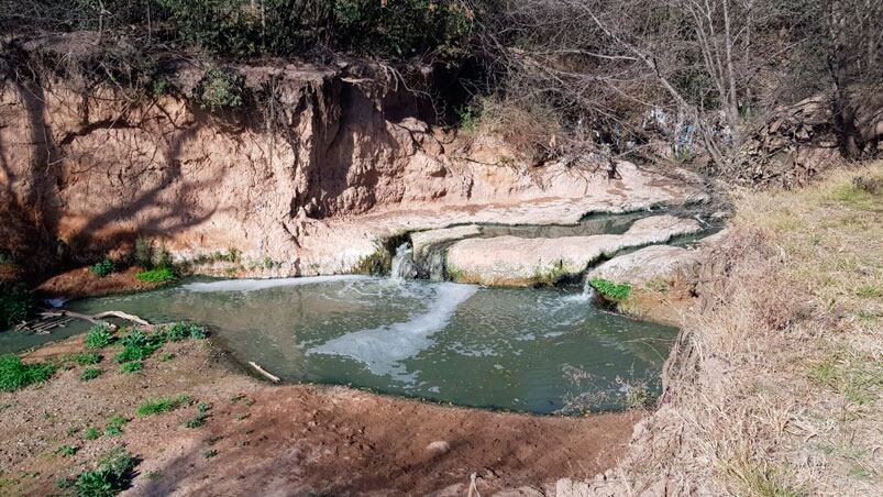 El cuerpo fue abandonado en una zona descampada, a orillas del río. / Foto: ElDoce.tv