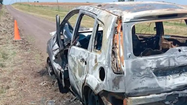 El cuerpo fue encontrado calcinado dentro de un auto en un camino rural.