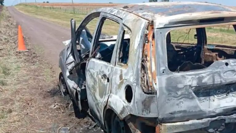 El cuerpo fue encontrado calcinado dentro de un auto en un camino rural.