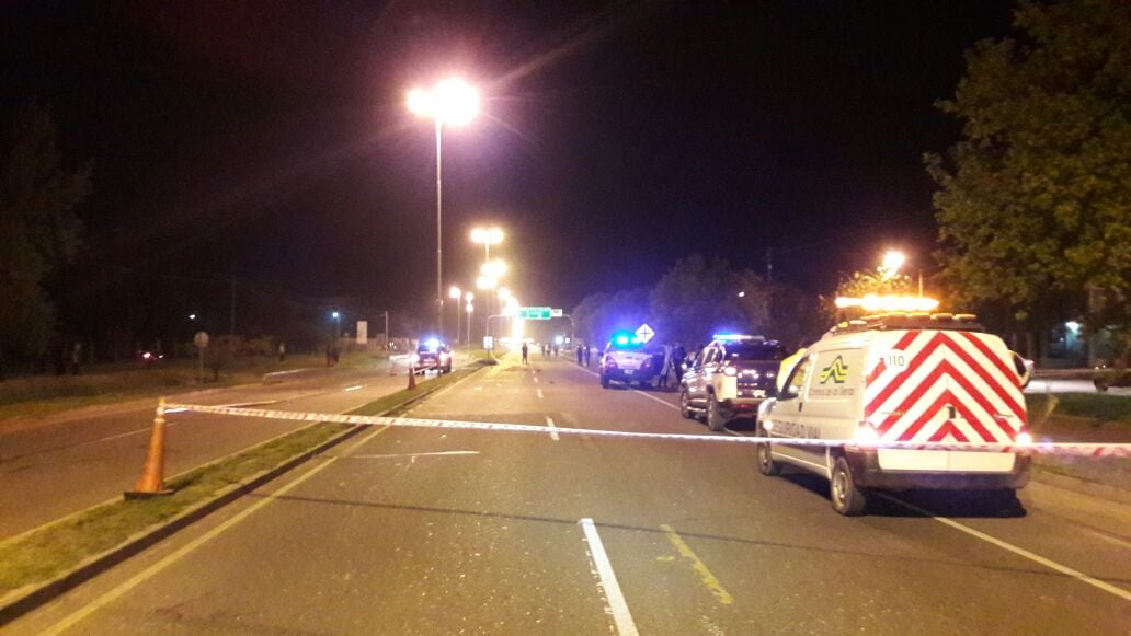 El cuerpo quedó tendido sobre la avenida.