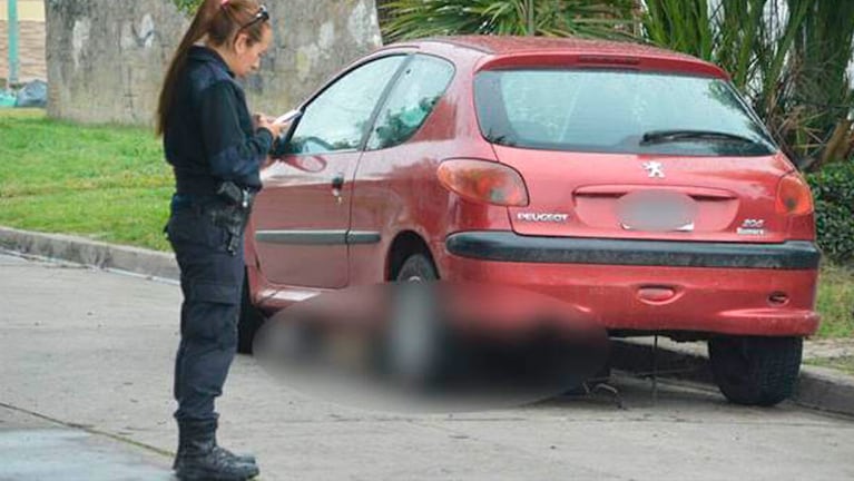 El cuerpo sin vida de Nahuel Barragán quedó encajado debajo del Peugeot 206.