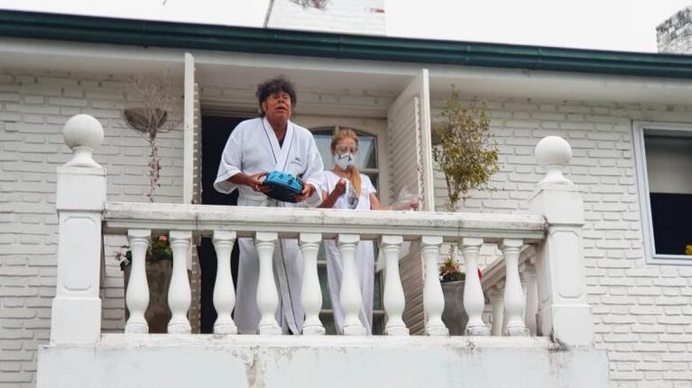 El cumple de la Mona en pandemia, una imagen imborrable para sus fanáticos. Foto: El Doce.