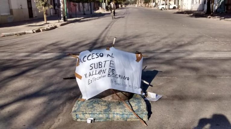 El curioso cartel de un vecino ante el robo de tapas de cloacas en Alta Córdoba