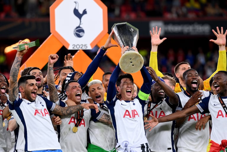 El Cuti Romero gritó campeón por primera vez con el Tottenham.