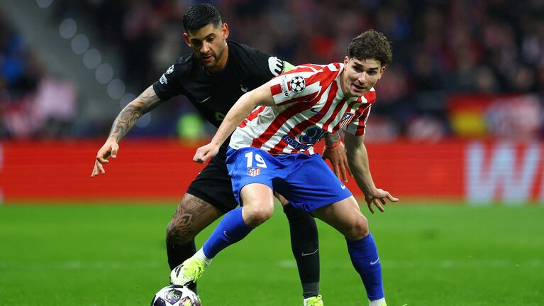 El Cuti y el Araña, frente a frente por Champions League. Reuters/Matthew Childs