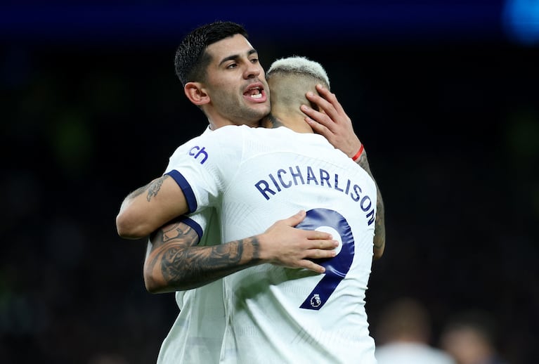 El Cuti y Richarlison, amigos en Tottenham. REUTERS/Isabel Infantes.