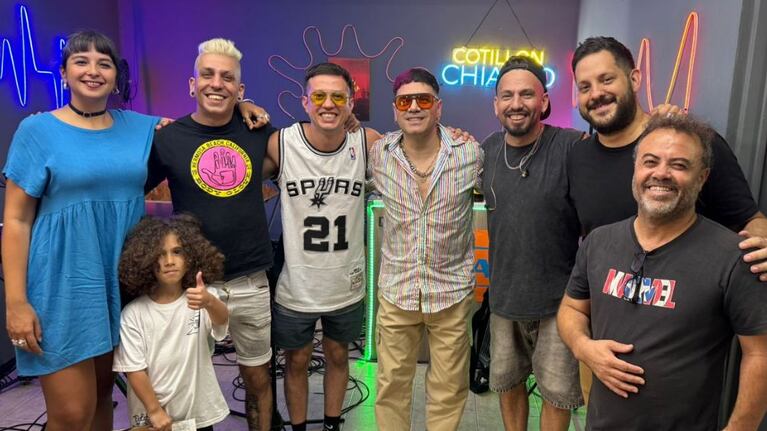 El Dani Guardia y su banda junto a el equipo de El Show de La Monada.