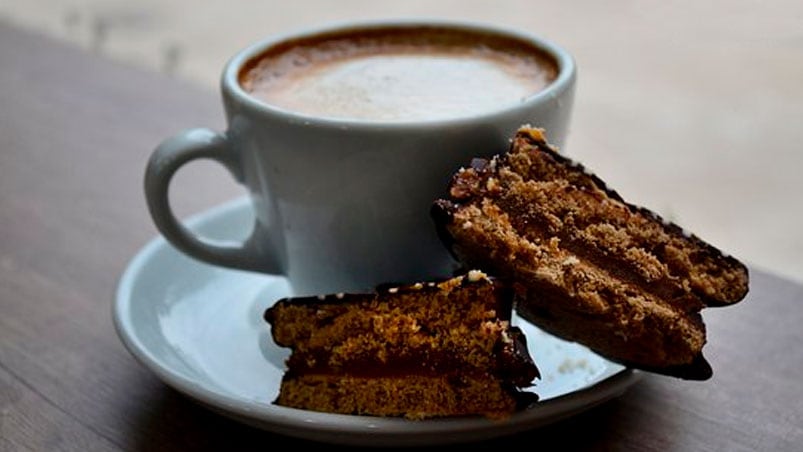 El debate de consumir en una cafetería.