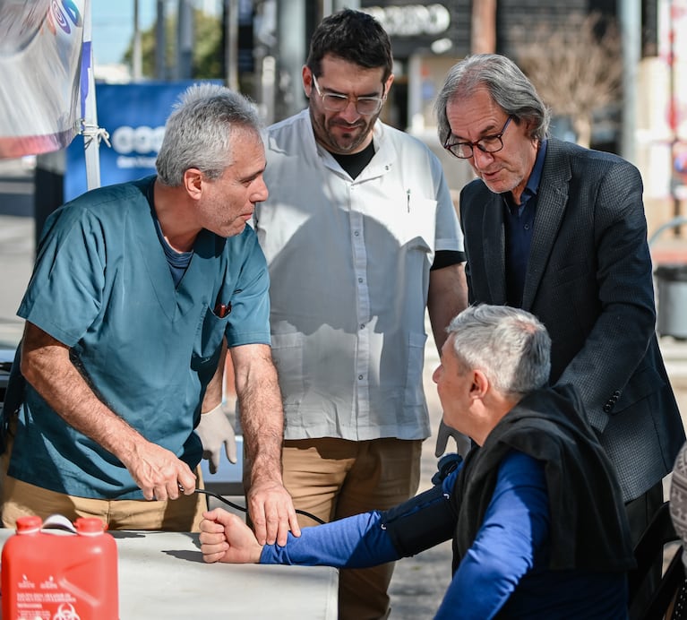 El Defensor del Pueblo Adjunto Carlos Galoppo acompaña al equipo médico en los controles de salud realizados en distintos barrios de la ciudad capital, en el marco de "Acá, la Defen Presente".