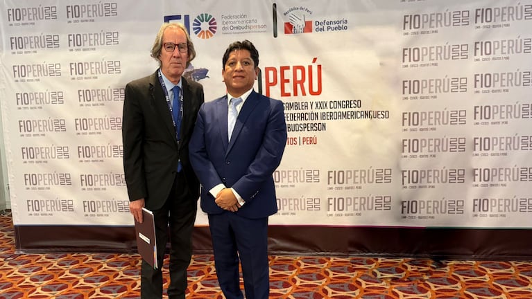El Defensor del Pueblo Adjunto Carlos Galoppo con el Defensor del Pueblo de Perú Josué Gutiérrez Cóndor.