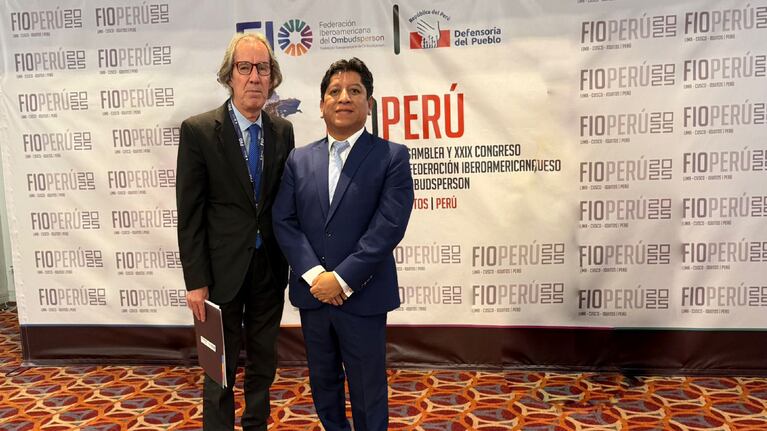 El Defensor del Pueblo Adjunto Carlos Galoppo con el Defensor del Pueblo de Perú Josué Gutiérrez Cóndor.