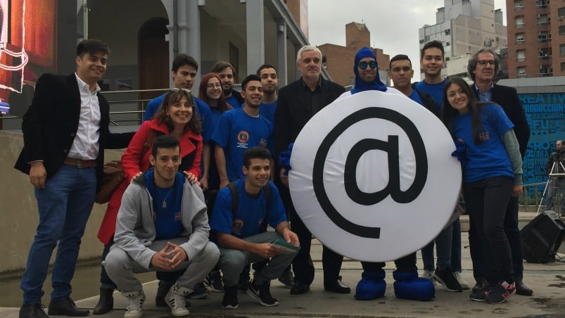 El defensor del Pueblo junto a los alumnos creadores de Señor Arroba, 