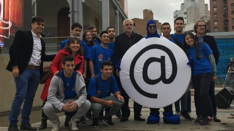 El defensor del Pueblo junto a los alumnos creadores de Señor Arroba,
