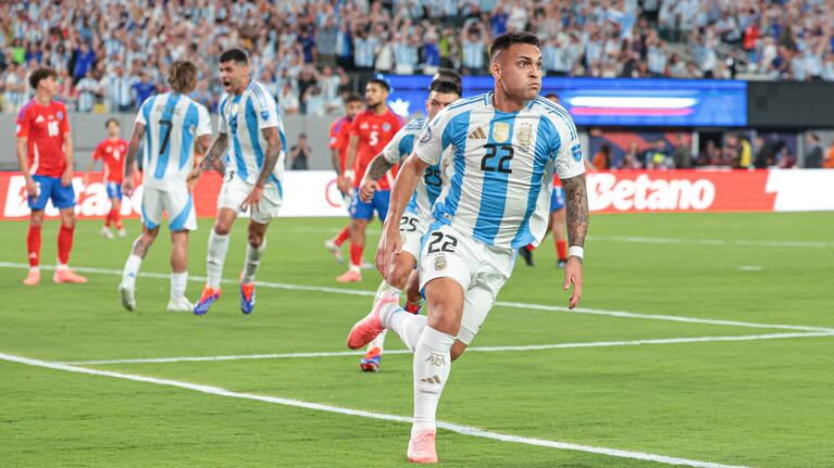 El delantero argentino Lautaro Martínez elebra su gol durante la segunda mitad del partido contra Chile en el MetLife Stadium por la Copa América 2024. (Foto: Vincent Carchietta-USA TODAY Sports)