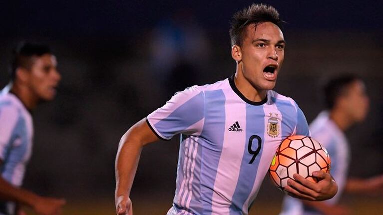 El delantero de Racing grita con todo el gol del 2-2.