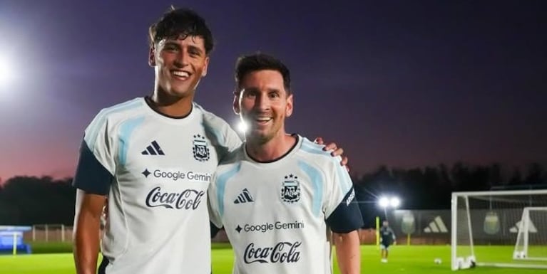 El delantero de Talleres junto al capitán de la Selección Argentina.
