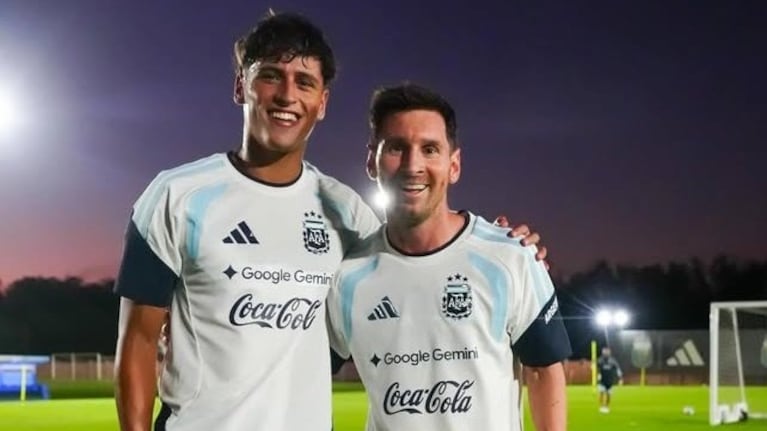 El delantero de Talleres junto al capitán de la Selección Argentina.
