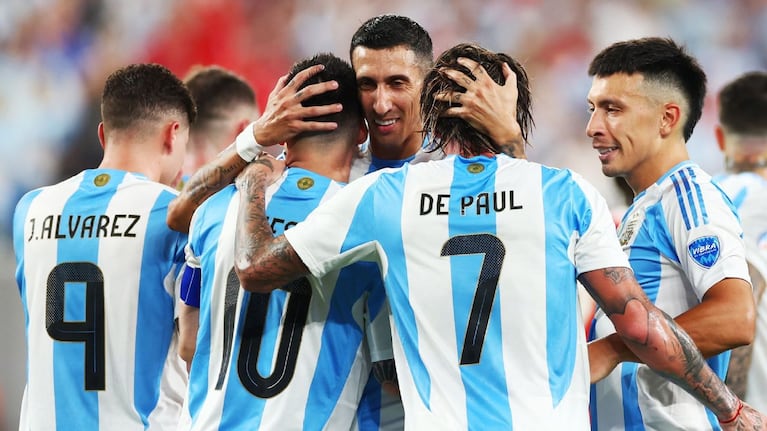 El delantero posteó en apoyo a sus ex compañeros antes del debut mundialista.