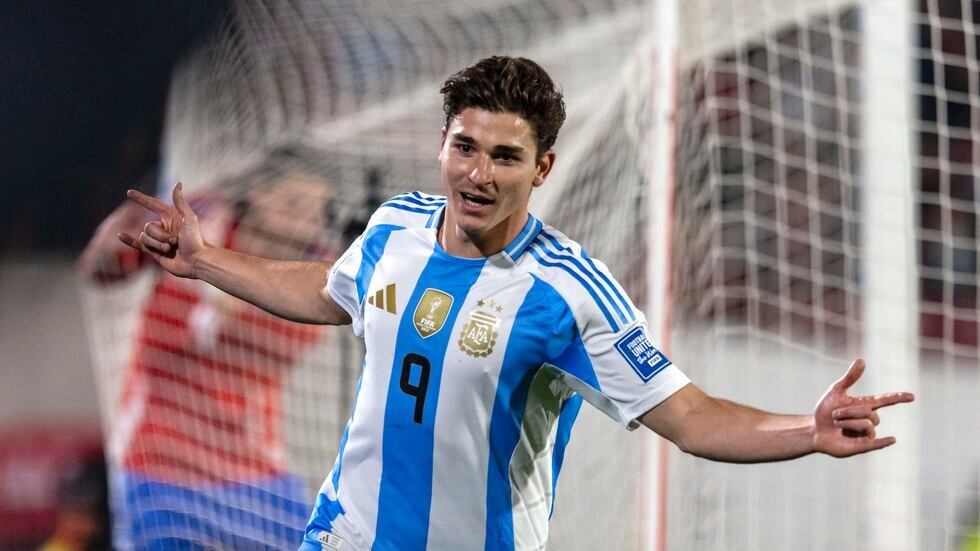 El delantero volvió a brillar con la Selección pero se hizo viral por una foto con uno de sus hermanos.