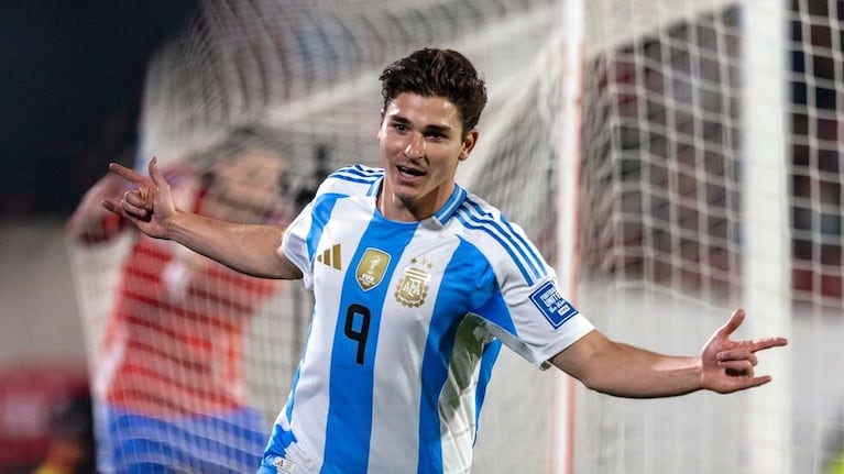 El delantero volvió a brillar con la Selección pero se hizo viral por una foto con uno de sus hermanos.