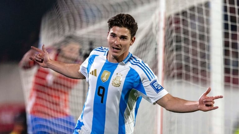 El delantero volvió a brillar con la Selección pero se hizo viral por una foto con uno de sus hermanos.