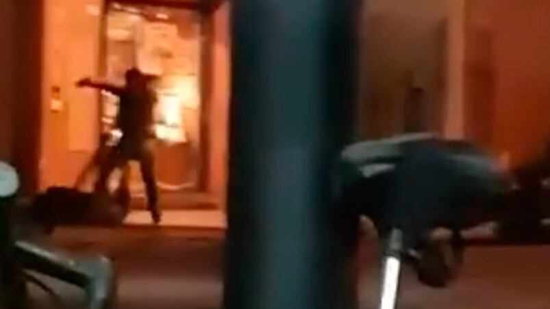 El delincuente arrastra a su cómplice herido tras asesinar al policía federal.