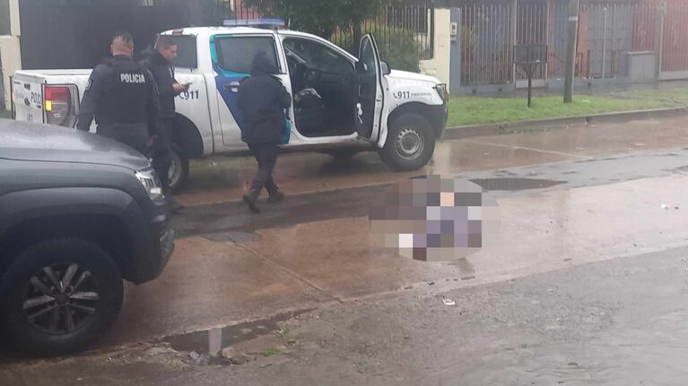 El delincuente baleado quedó tendido en el asfalto y luego fue llevado al Hospital Gandulfo. (Foto: Diario Conurbano)