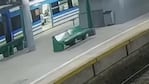 El delincuente casi muere atropellado por el tren al robar un celular y escapar del vagón. Foto: Youtube (captura de video).