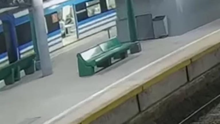 El delincuente casi muere atropellado por el tren al robar un celular y escapar del vagón. Foto: Youtube (captura de video).