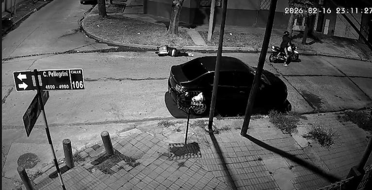 El delincuente cayó al asfalto y falleció minutos después.