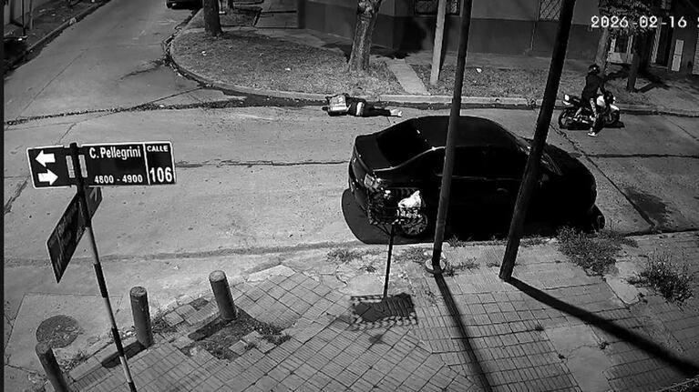 El delincuente cayó al asfalto y falleció minutos después.