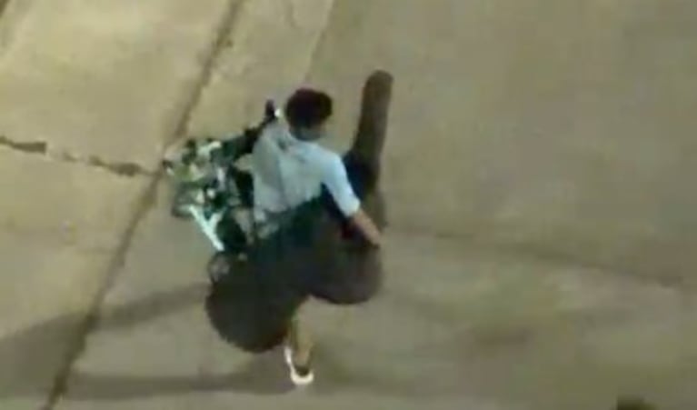 El delincuente con la guitarra y el triciclo a cuestas.