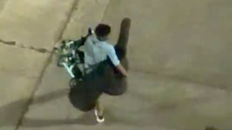 El delincuente con la guitarra y el triciclo a cuestas.