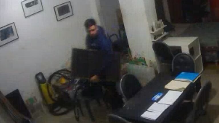 El delincuente con un televisor bajo el brazo.