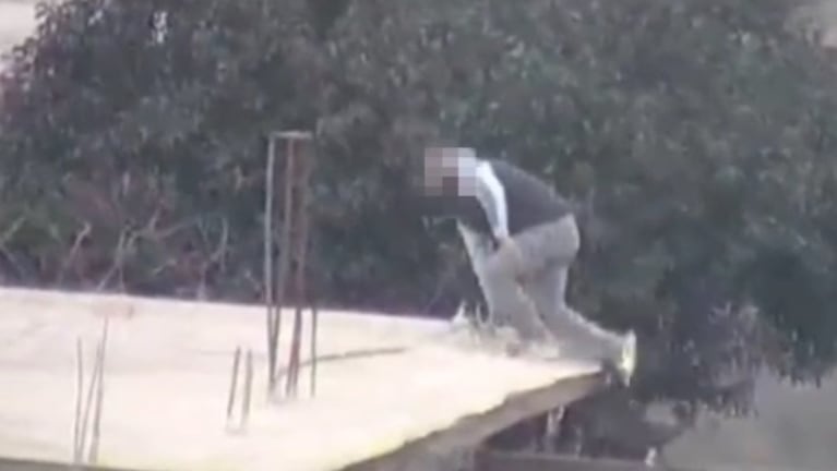El delincuente corrió por los techos de las casas del barrio antes de ser atrapado.