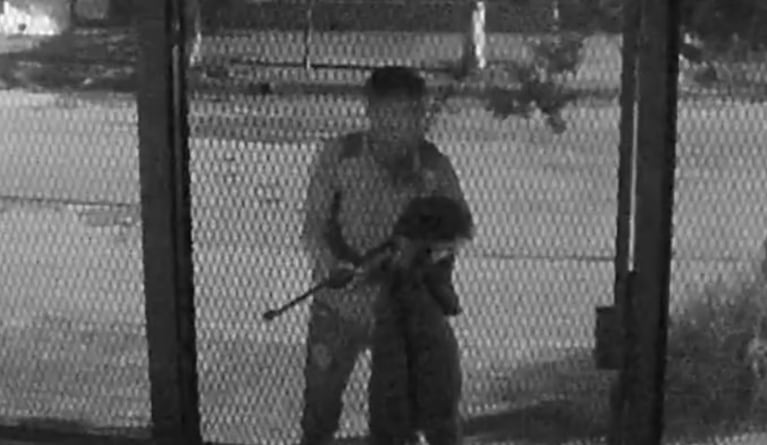 El delincuente cuando trató de robarle al trabajador.