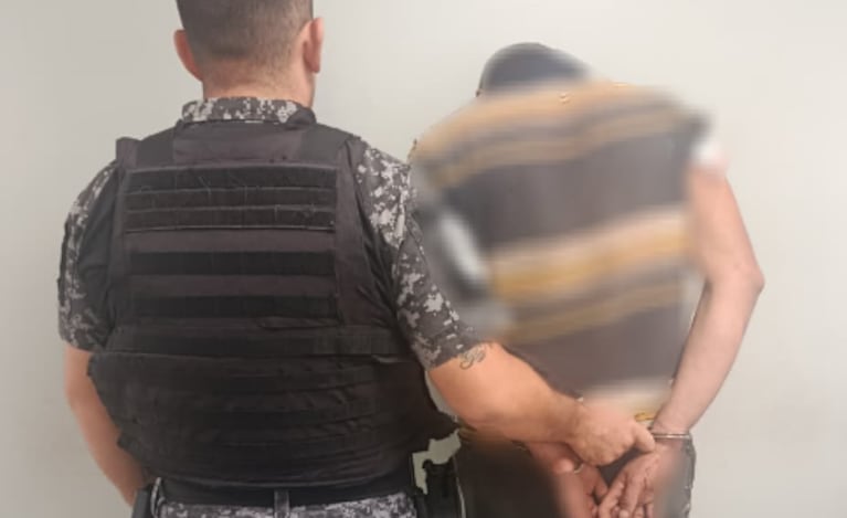 El delincuente detenido en el patio de una casa.