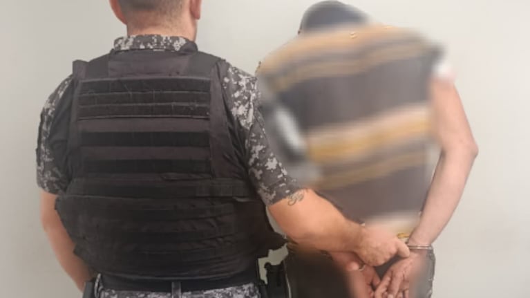 El delincuente detenido en el patio de una casa.