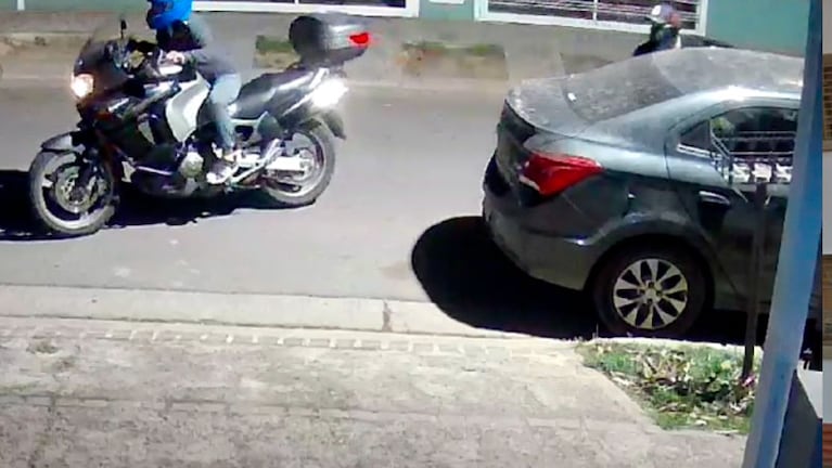 El delincuente en la moto robada.