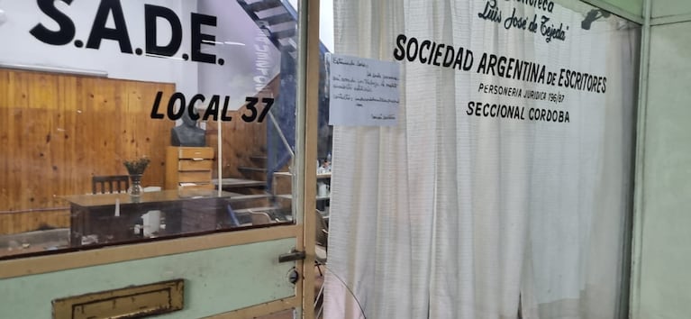 El delincuente estuvo casi tres horas en la galería.