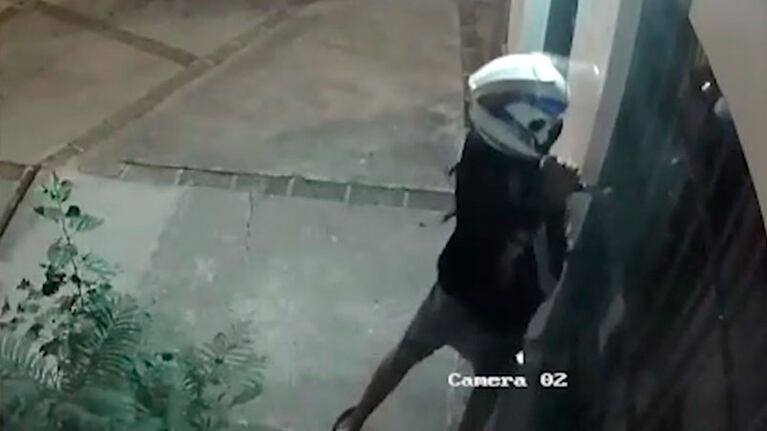 El delincuente forzó el portón con una llave inglesa.