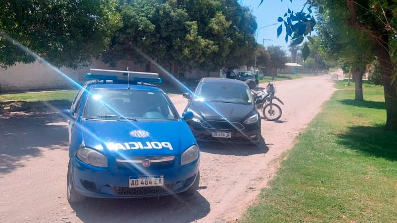 El delincuente huyó en un Ford Focus negro. 