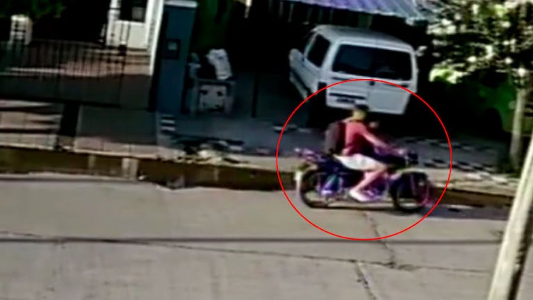 El delincuente llegó con su hijo en moto.