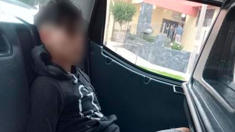 El delincuente menor de edad quedó detenido, pero el cómplice se fugó.