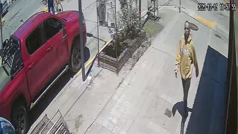 El delincuente quedó grabado por las cámaras de los comercios.