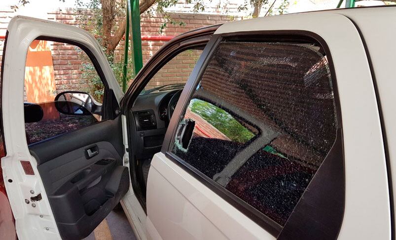 El delincuente rompió la ventanilla, abrió la puerta y se llevó las pertenencias.