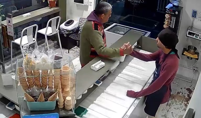 El delincuente saludó como si nada al empleado cuando entró.