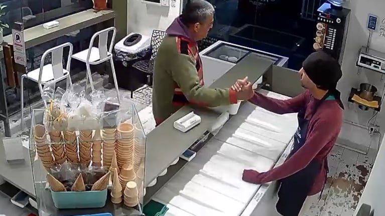 El delincuente saludó como si nada al empleado cuando entró.